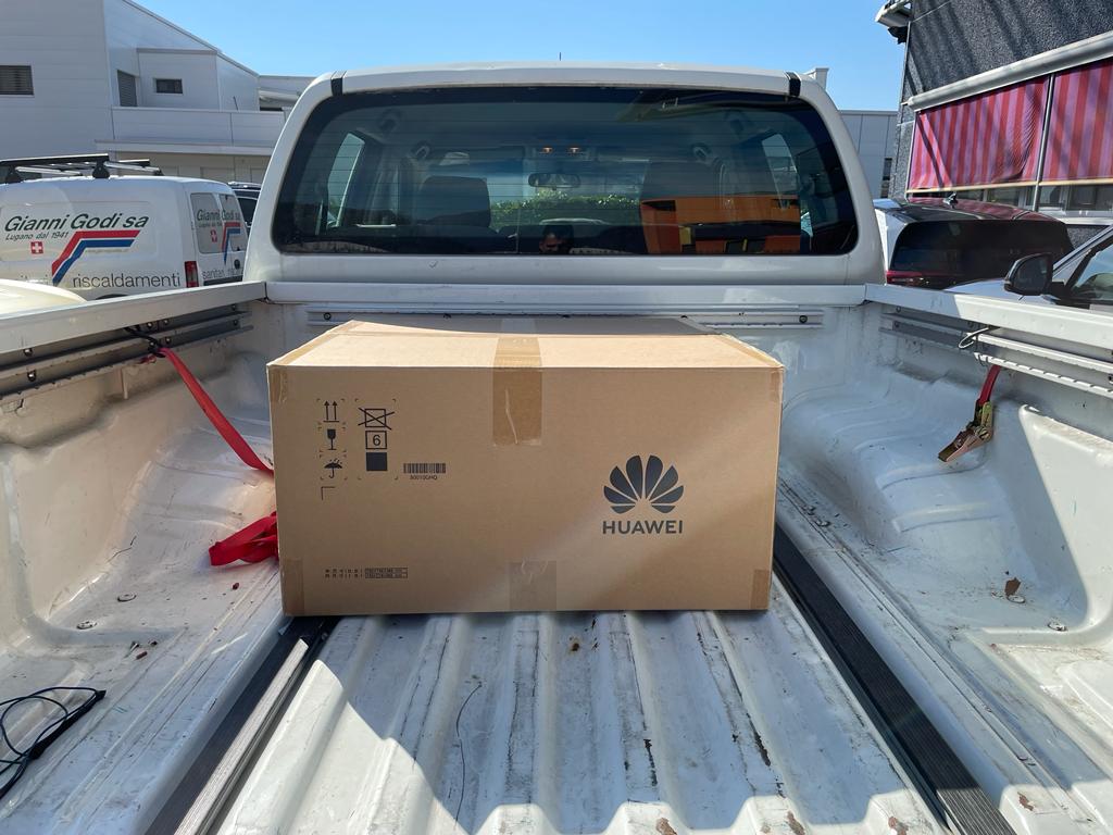 Consegna inverter Huawei dal furgone aziendale